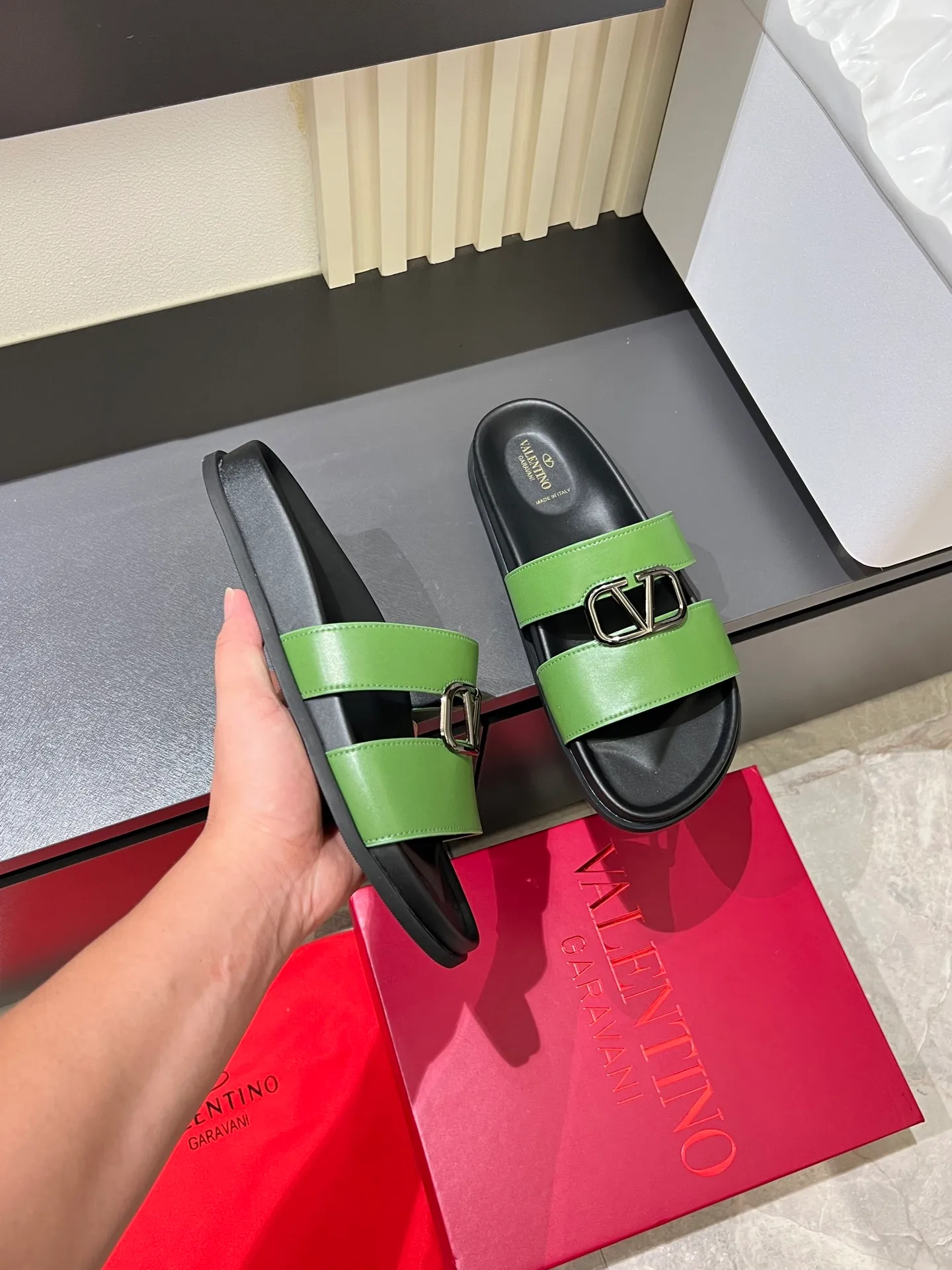 Men's shoes 💰p300 VALENTINO Men's 🧍‍♂️ Spring and summer new style metal logo flat slippers, elegant sandals, the same style worn by celebrities, original molding, imported calfskin. Rubber outsole. Soft and durable, full set of counter packaging size: 39-44 (.45.46 customized)
